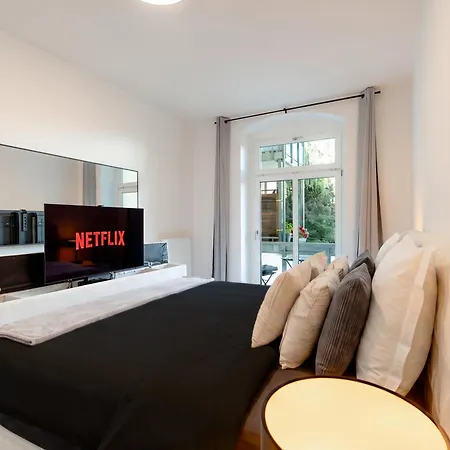 King Bed 2x2m With Oled Tv Lift 10 Min To Center *