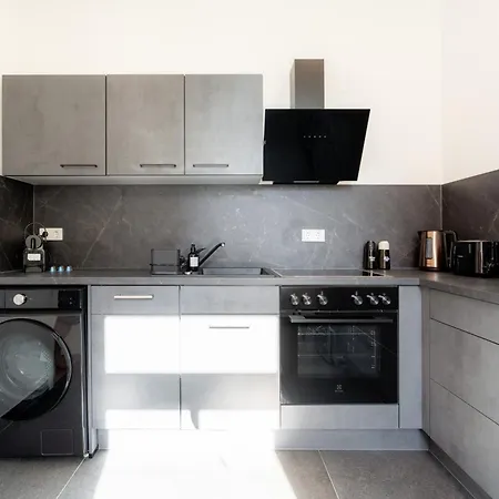 King Bed 2x2m With Oled Tv Lift 10 Min To Center