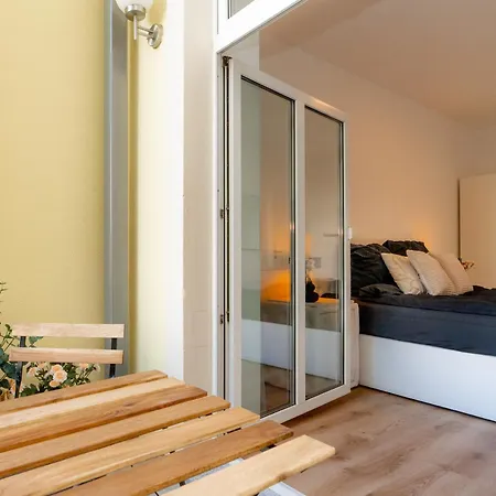 King Bed 2x2m With Oled Tv Lift 10 Min To Center Appartement