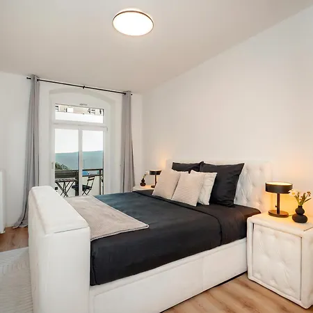 King Bed 2x2m With Oled Tv Lift 10 Min To Center Dresden