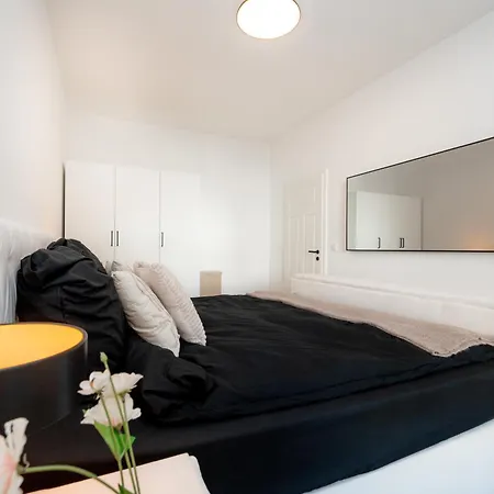 King Bed 2x2m With Oled Tv Lift 10 Min To Center Dresden