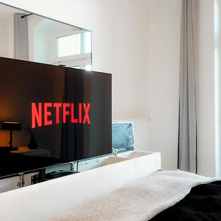 King Bed 2x2m With Oled Tv Lift 10 Min To Center Appartement
