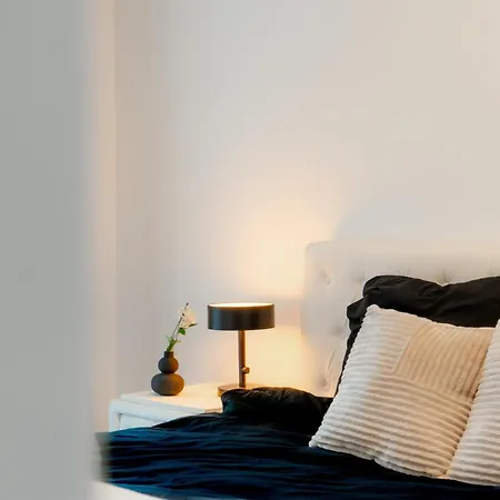 King Bed 2x2m With Oled Tv Lift 10 Min To Center *