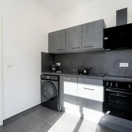 King Bed 2x2m With Oled Tv Lift 10 Min To Center Dresden